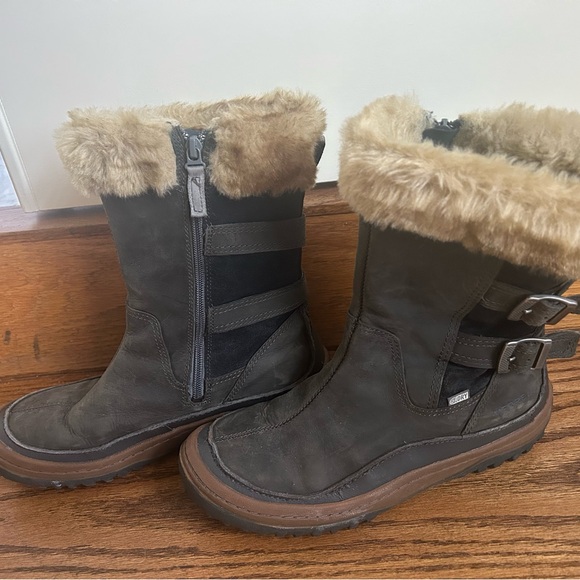 Merrell zip up boots. Faux fur at the top of the boot - Picture 3 of 4
